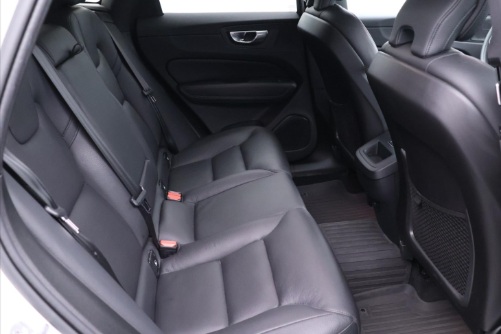 Volvo XC60 2,0 B5 173kW AWD Plus Dark CZ