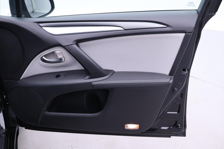 Toyota Avensis 2,0 D-4D 105kW Navi LED Tempo