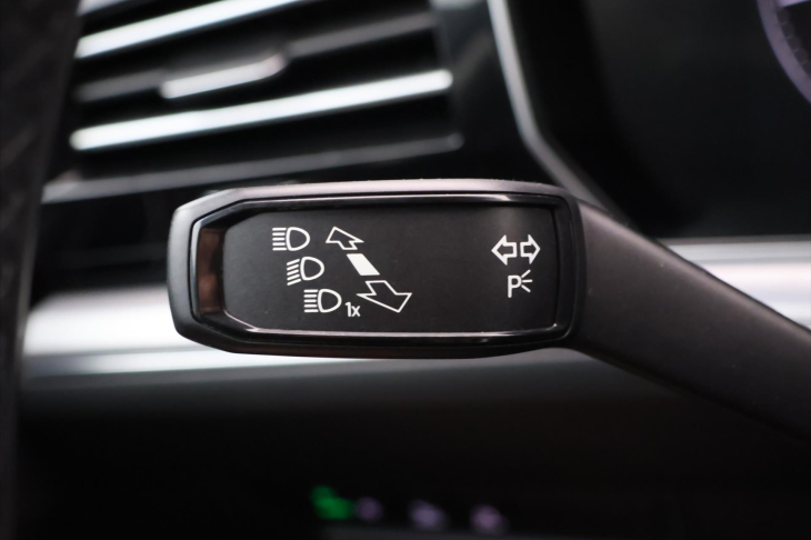 Volkswagen Touareg 3,0 TDI 210kW 4M LED DPH CZ