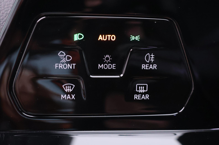 Volkswagen Golf 2,0 TDI DSG R-line Virtual DPH