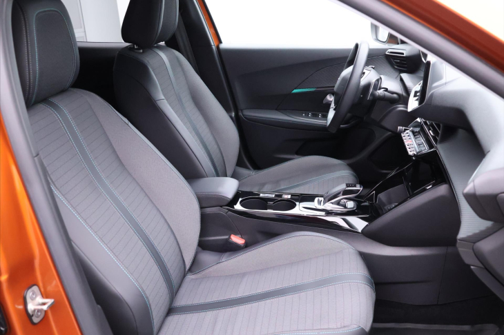 Peugeot 2008 1,2 PT 96kW Aut Allure CZ 1Maj