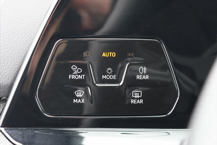 Volkswagen Golf 2,0 TDI DSG R-line Virtual DPH