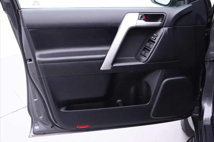 Toyota Land Cruiser 2,8 D-4D 150kW Aut. Invincible