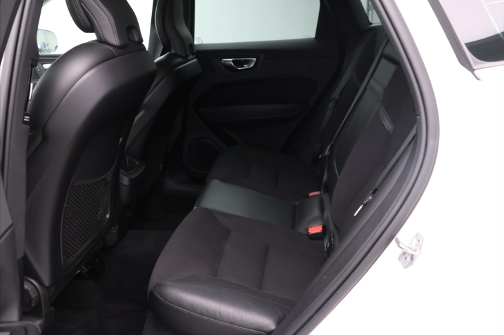 Volvo XC60 2,0 B4 145kW AWD Momentum CZ DPH