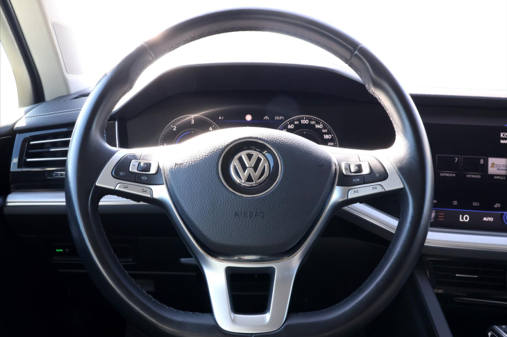 Volkswagen Touareg 3,0 TDI 210kW 4M LED DPH CZ