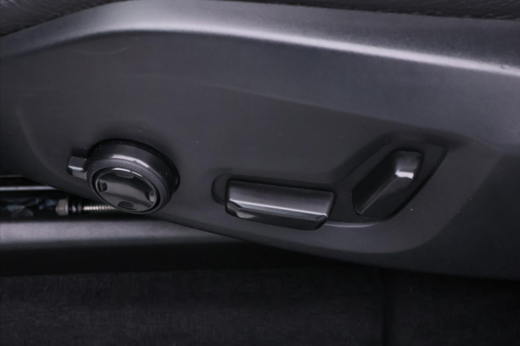 Volvo XC60 2,0 B5 173kW AWD Plus Dark CZ