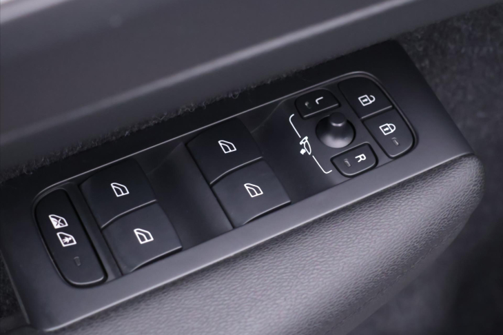 Volvo XC40 2,0 T4 Drive-E Momentum AWD CZ