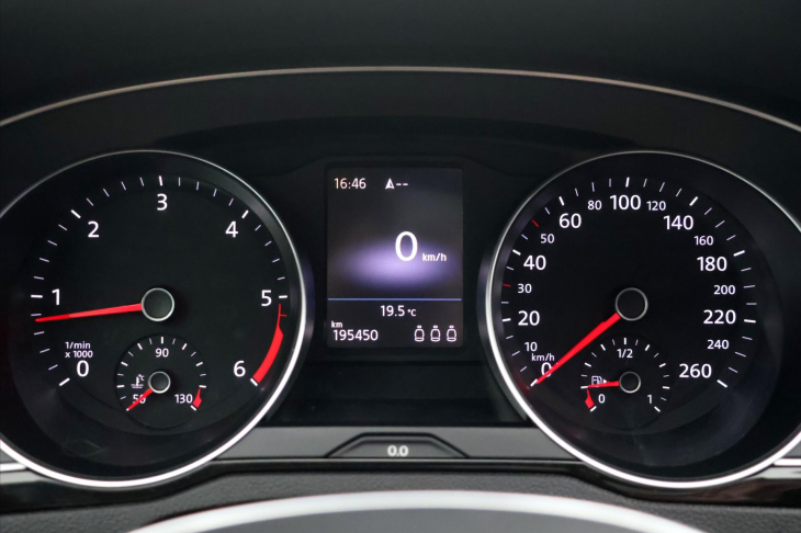 Volkswagen Passat 1,6 TDI Highline Tažné Panorama