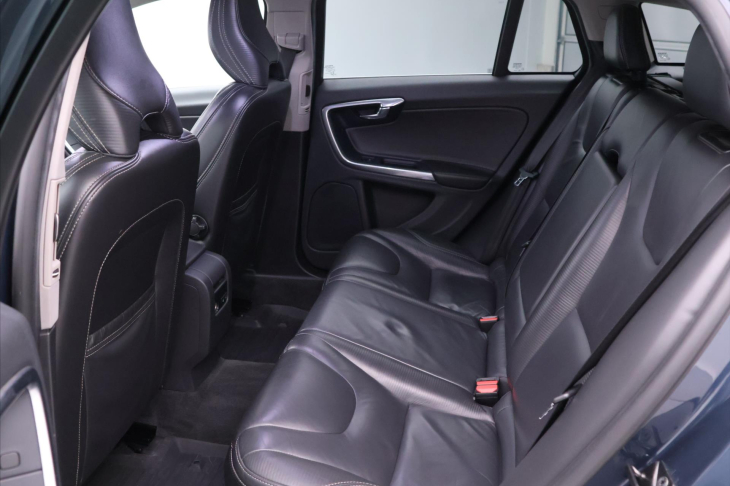 Volvo V60 2,4 D4 V5 120kW AWD R-design