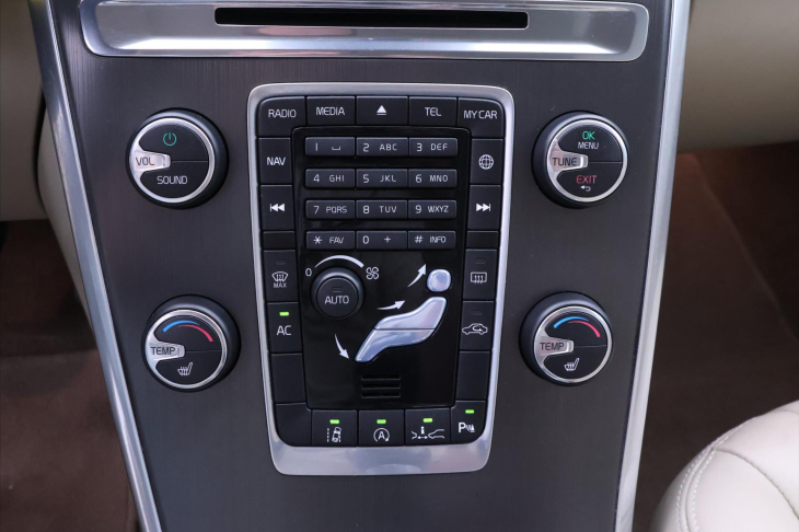 Volvo XC60 2,0 D3 100kW Summum Serv.Kniha