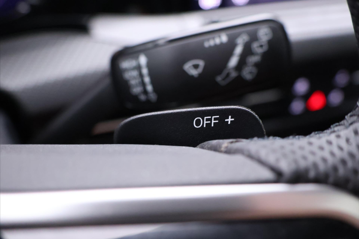 Volkswagen Golf 2,0 TDI DSG R-line Virtual DPH