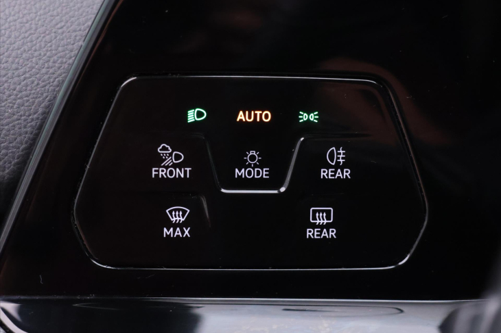 Volkswagen Golf 2,0 TDI R-line DSG Virtual DPH