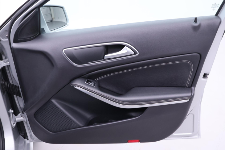 Mercedes-Benz Třídy A 1,6 180i 90kW CZ Sport Xenon