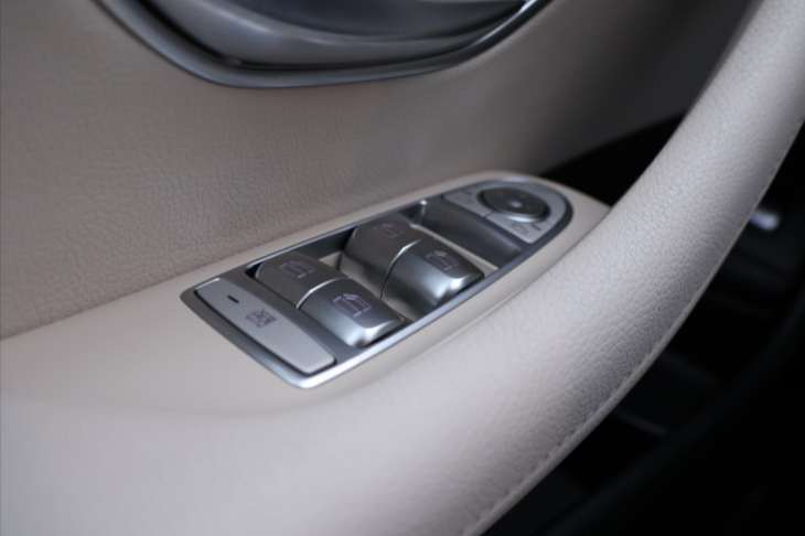 Mercedes-Benz Třídy E 2,0 300d 180kW DPH 360° Aut.