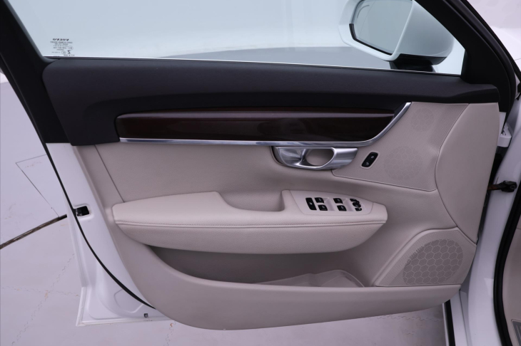 Volvo V90 2,0 D4 AWD Aut CZ Momentum DPH