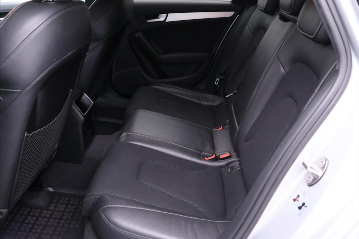 Audi A4 2,0 TDI 105kW S-line Navi Xenon