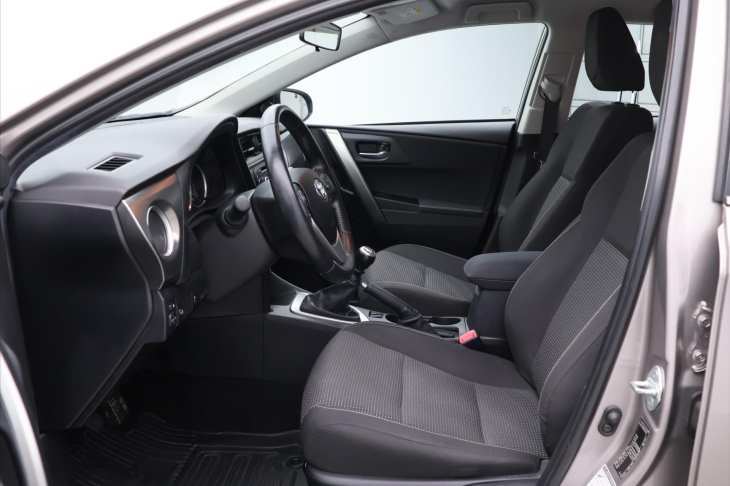 Toyota Auris 1,6 i 97kW Serv. Kniha