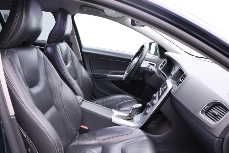 Volvo V60 2,4 D4 V5 120kW AWD R-design