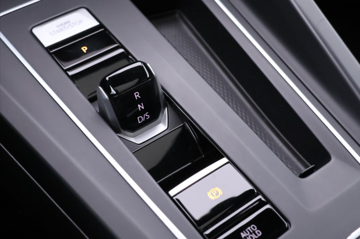 Volkswagen Golf 2,0 TDI DSG R-line Virtual DPH