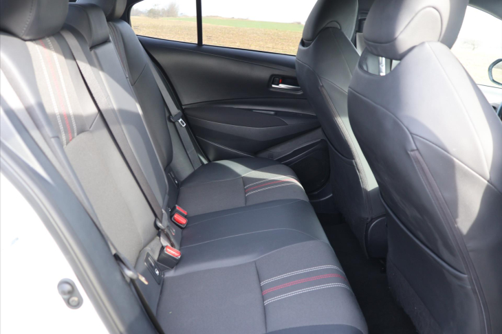 Toyota Corolla 1,8 Hybrid e-CVT 1.Maj DPH GR