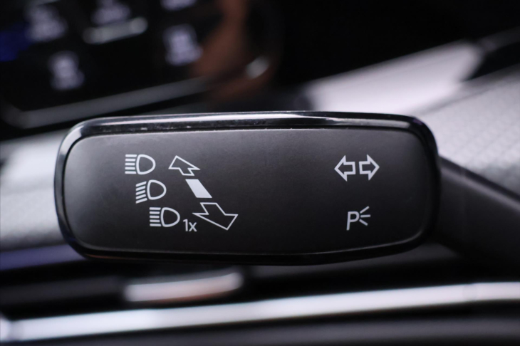 Volkswagen Golf 1,5 eTSI 110kW DSG R-Line LED