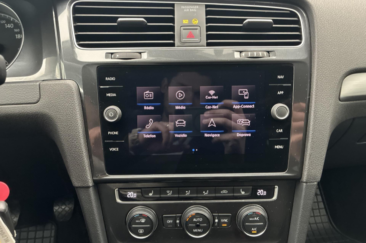 Volkswagen Golf 2,0 TDI 110kW Comfort Navigace