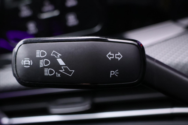 Volkswagen Golf 2,0 TDI DSG R-line Virtual DPH