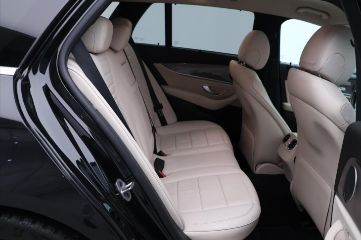 Mercedes-Benz Třídy E 2,0 300d 180kW DPH 360° Aut.