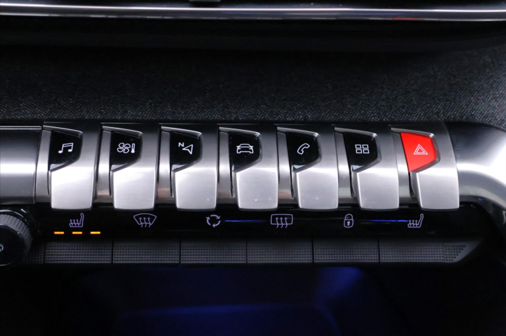 Peugeot 3008 1,2 PT 96kW Allure Pano 1.Maj