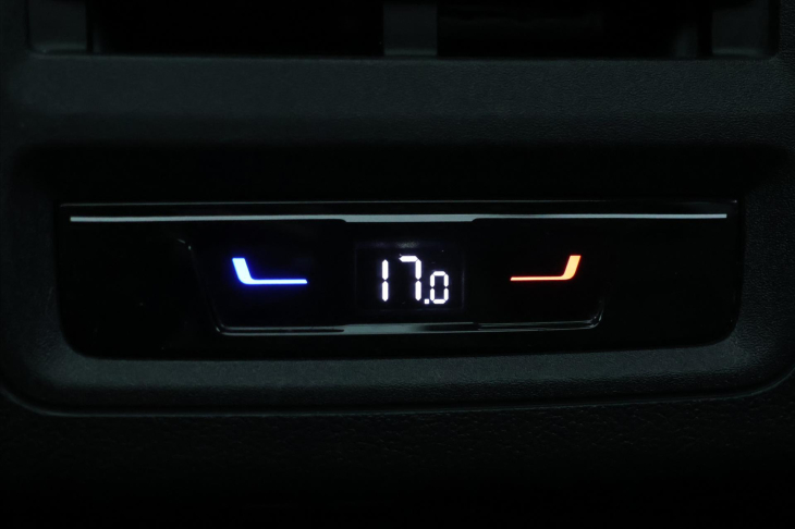 Volkswagen Golf 2,0 TDI DSG R-line Virtual DPH