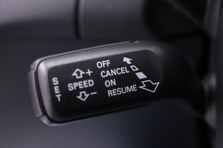 Audi A4 2,0 TDI 105kW S-line Navi Xenon