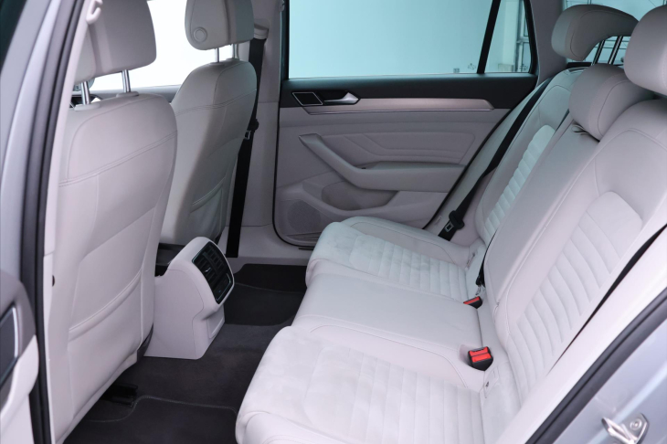 Volkswagen Passat 2,0 TDI  DSG LED Elegance DPH