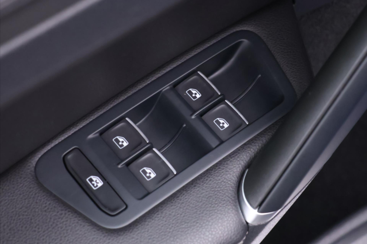 Volkswagen Golf 2,0 TSI R 228kW 4M DSG Virtual