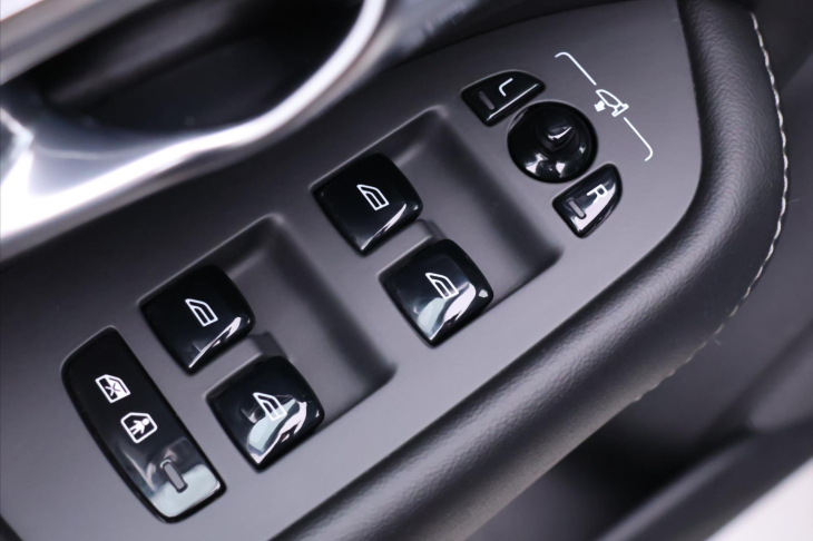 Volvo XC90 2,0 B5 AWD 173kW 1.Maj DPH CZ