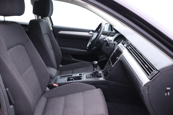 Volkswagen Passat 1,6 TDI Highline Aut klima LED