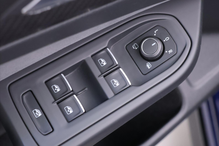 Volkswagen Golf 1,5 eTSI 110kW DSG R-Line LED