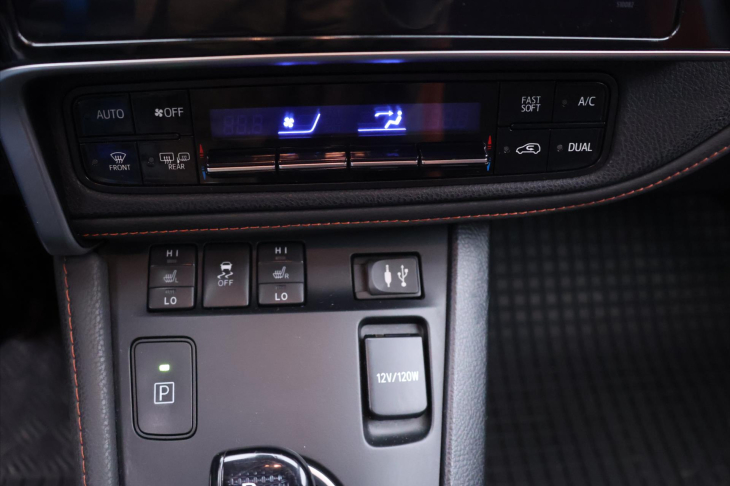 Toyota Auris 1,8 Hybrid e-CVT Executive CZ