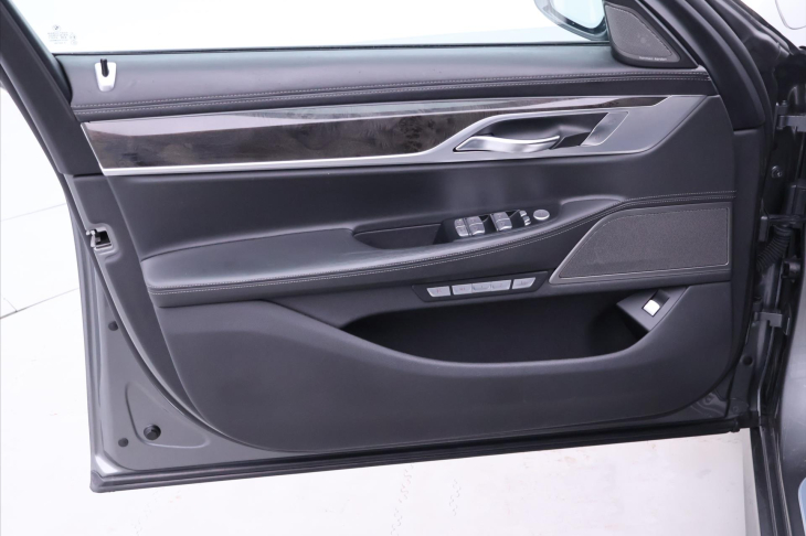 BMW Řada 7 4,4 750i 330kW xDrive DPH